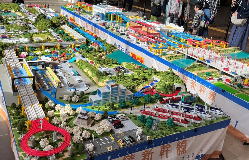 福井県×プラレール×JR西日本
オリジナル巨大プラレールジオラマ
4月19日(金)~5月6日(月・休)
オダイバ恐竜博覧会で展示決定!
毎日先着で新九頭竜橋・JR 福井駅・JR 敦賀駅を
プラレールで表現した3 種のオリジナルステッカー配布