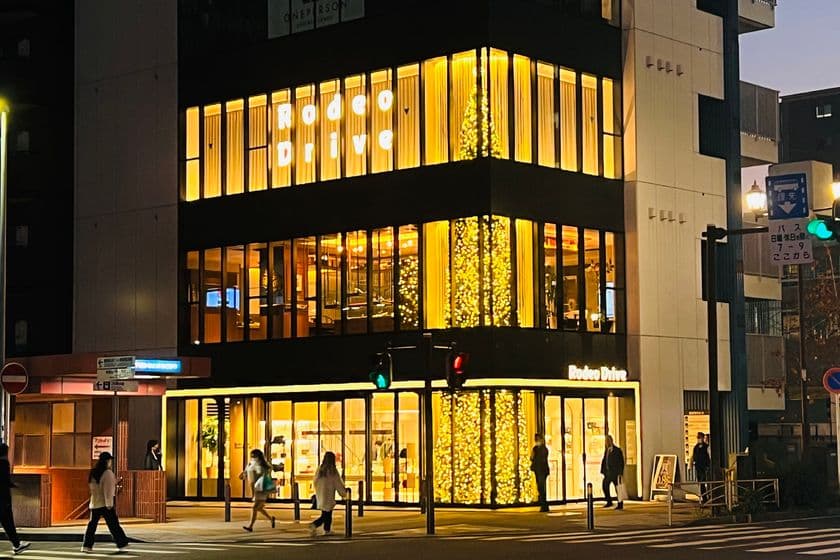 関内の夜空を照らす冬のシンボル
今年も輝く高さ約12mのクリスマスツリー
『ロデオドライブ横浜関内店』